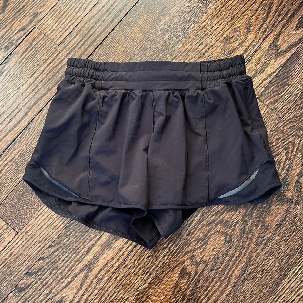 lululemon hotty hot low rise shorts 4”